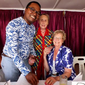 Vlnr is mnr Masizole Mnqasela, Betsie van der Merwe en raadsvrou Nicolette Botha-Guthrie, nadat hulle Betsie se program vir haar geteken het